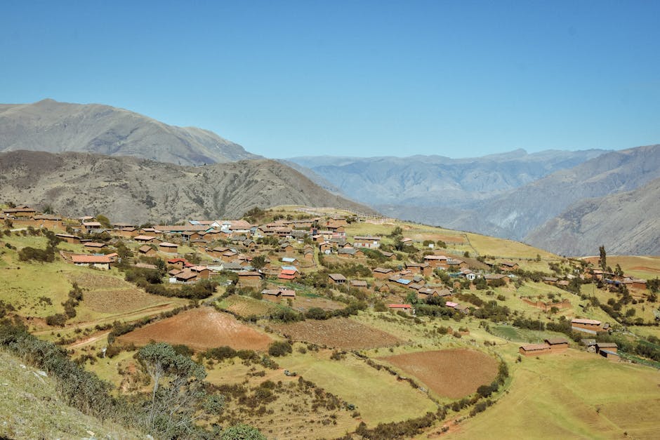 Paisaje rural de Otavalo con fincas agrícolas activas